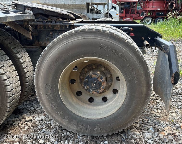 image for item DW7093 2015 Volvo VNL semi truck