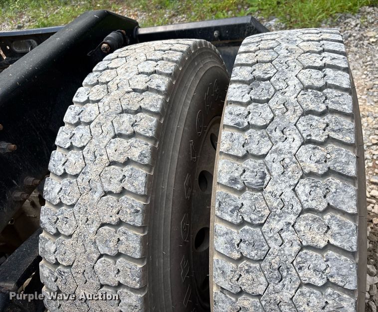 image for item DW7093 2015 Volvo VNL semi truck