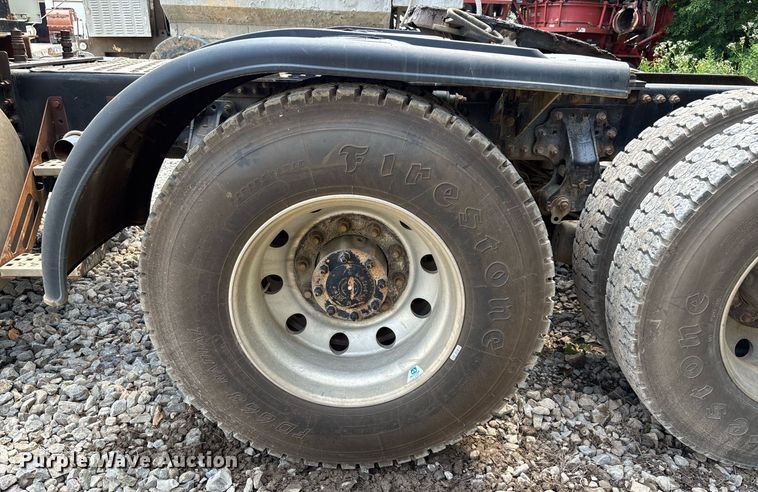 image for item DW7093 2015 Volvo VNL semi truck