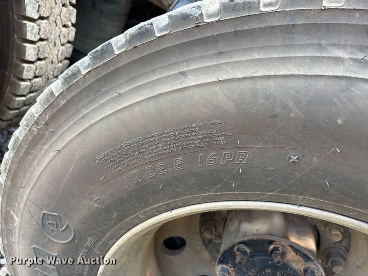 image for item DW7093 2015 Volvo VNL semi truck