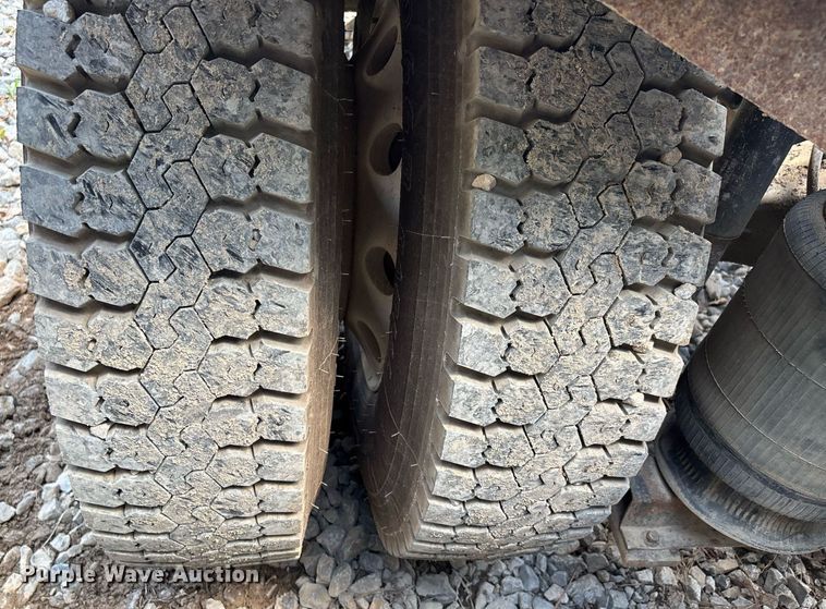 image for item DW7093 2015 Volvo VNL semi truck