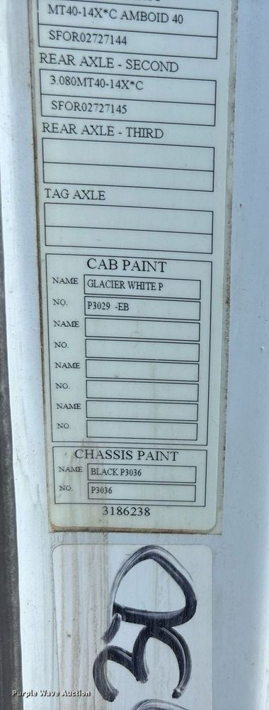 image for item DW7093 2015 Volvo VNL semi truck