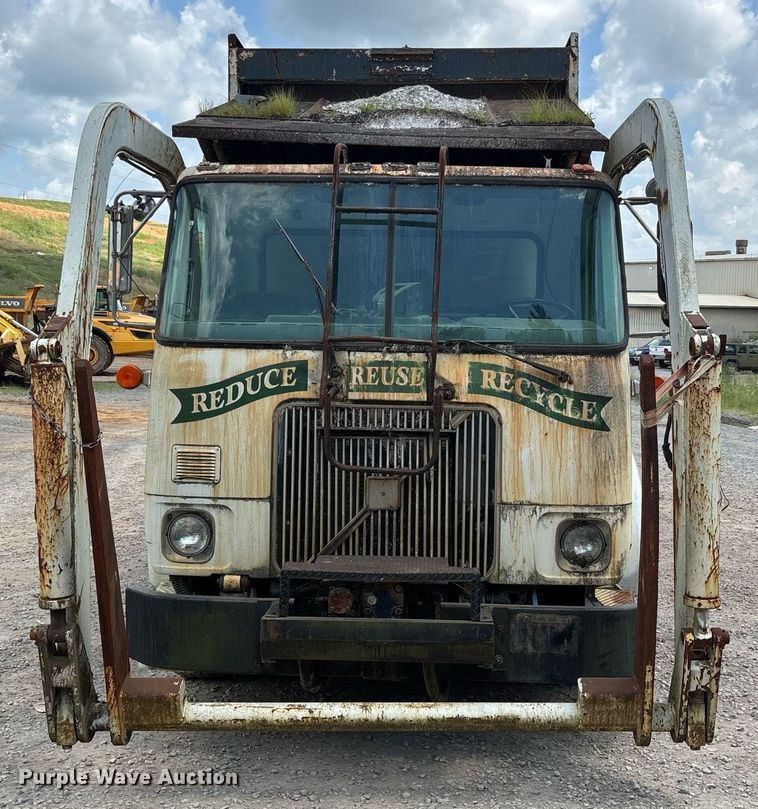 image for item DW7094 1997 Volvo Xpeditor refuse truck