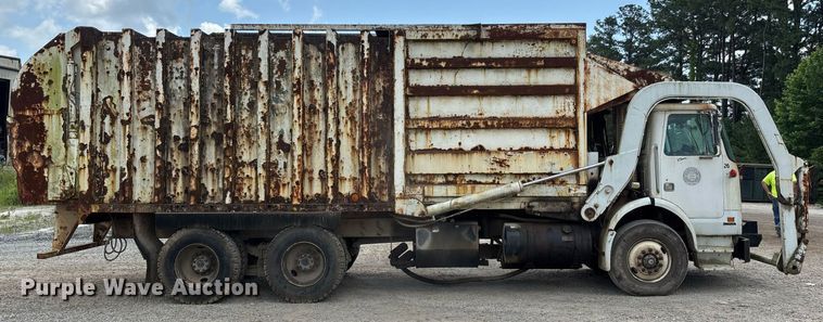 image for item DW7094 1997 Volvo Xpeditor refuse truck