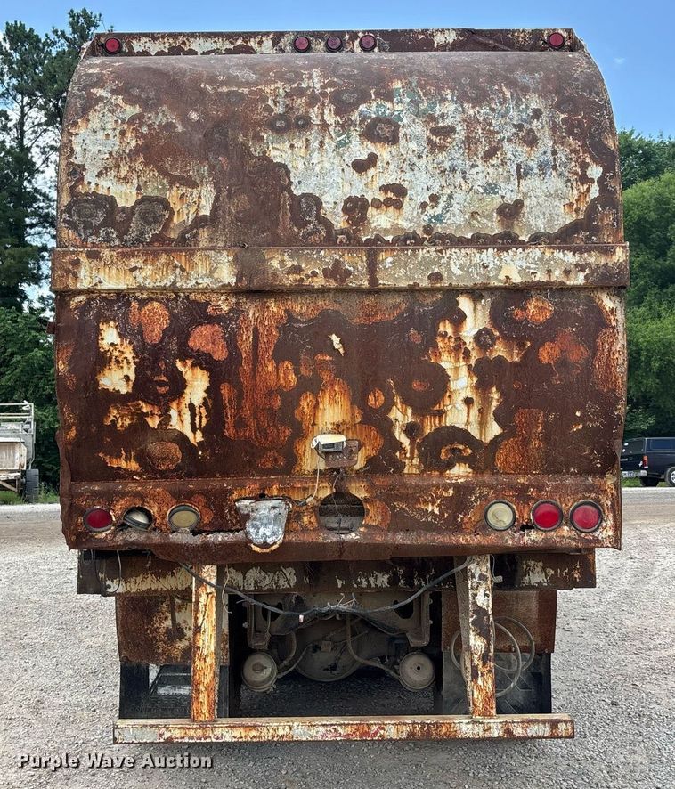 image for item DW7094 1997 Volvo Xpeditor refuse truck