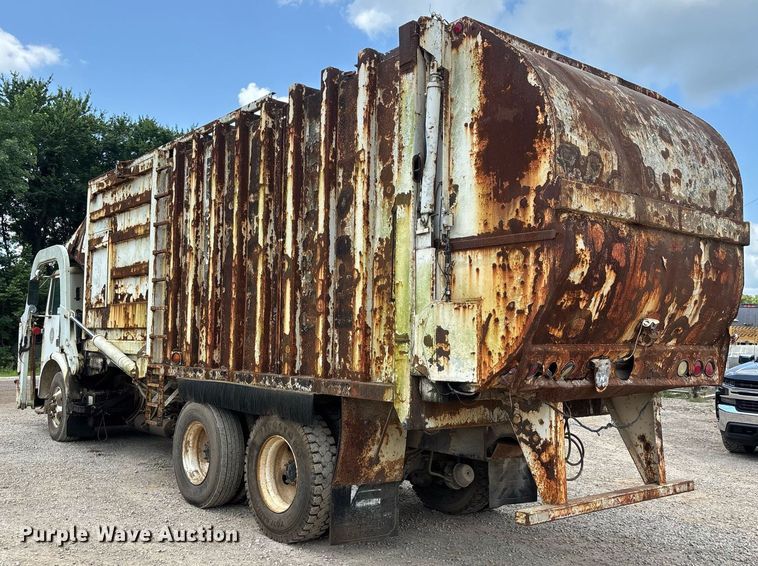 image for item DW7094 1997 Volvo Xpeditor refuse truck