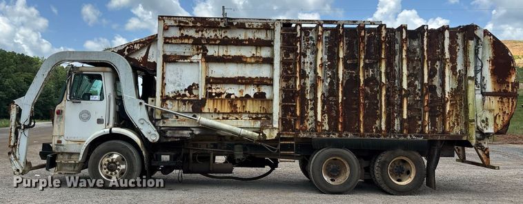 image for item DW7094 1997 Volvo Xpeditor refuse truck