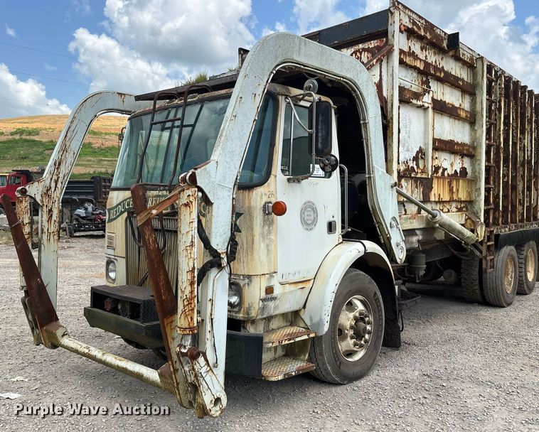 image for item DW7094 1997 Volvo Xpeditor refuse truck