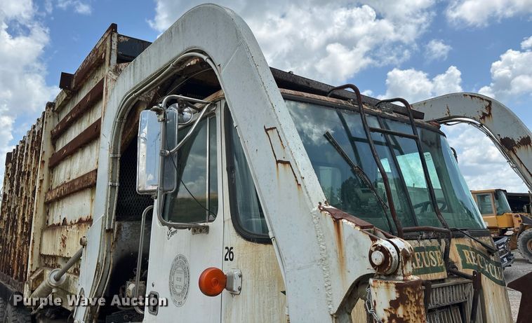 image for item DW7094 1997 Volvo Xpeditor refuse truck