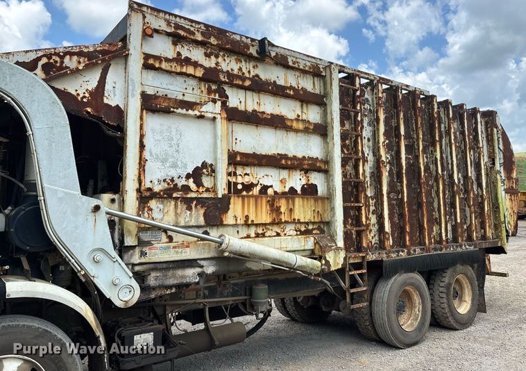 image for item DW7094 1997 Volvo Xpeditor refuse truck