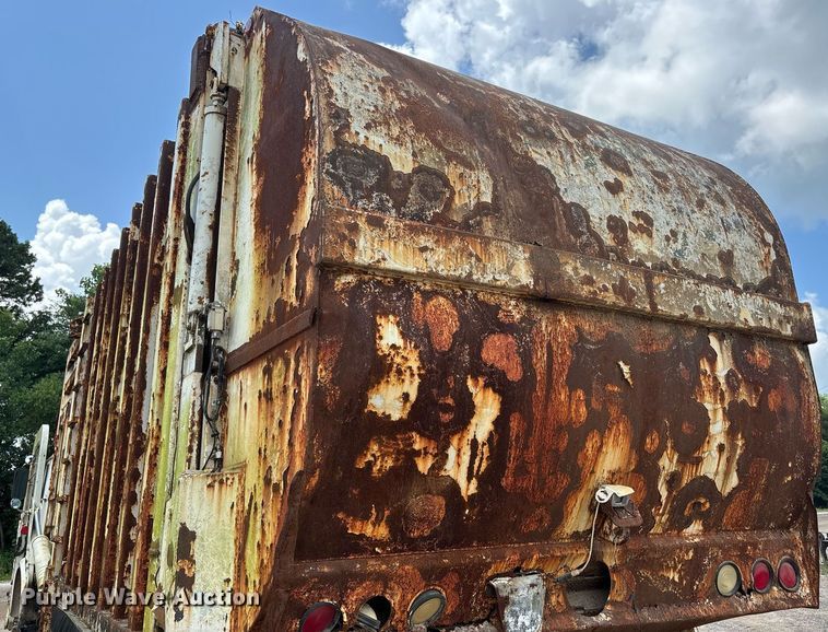 image for item DW7094 1997 Volvo Xpeditor refuse truck