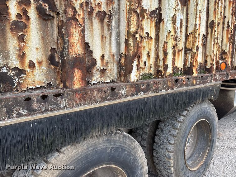 image for item DW7094 1997 Volvo Xpeditor refuse truck