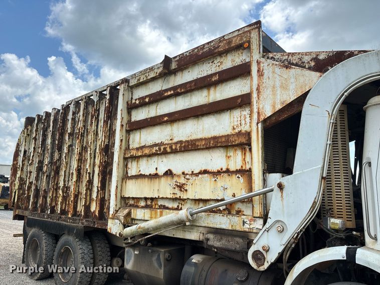 image for item DW7094 1997 Volvo Xpeditor refuse truck