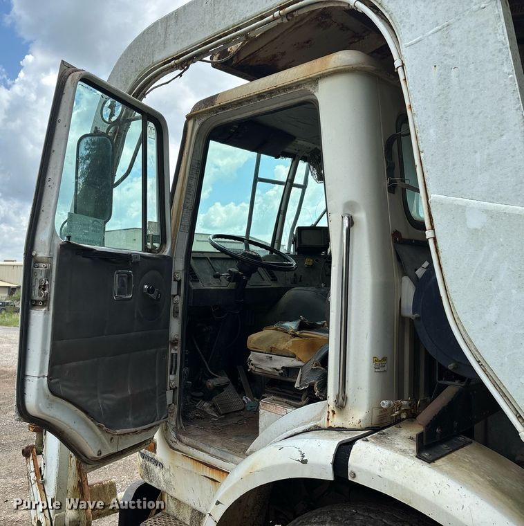 image for item DW7094 1997 Volvo Xpeditor refuse truck