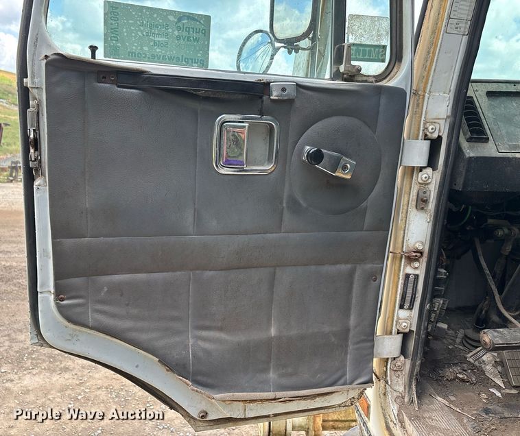 image for item DW7094 1997 Volvo Xpeditor refuse truck