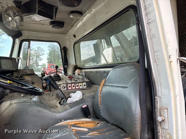 image for item DW7094 1997 Volvo Xpeditor refuse truck