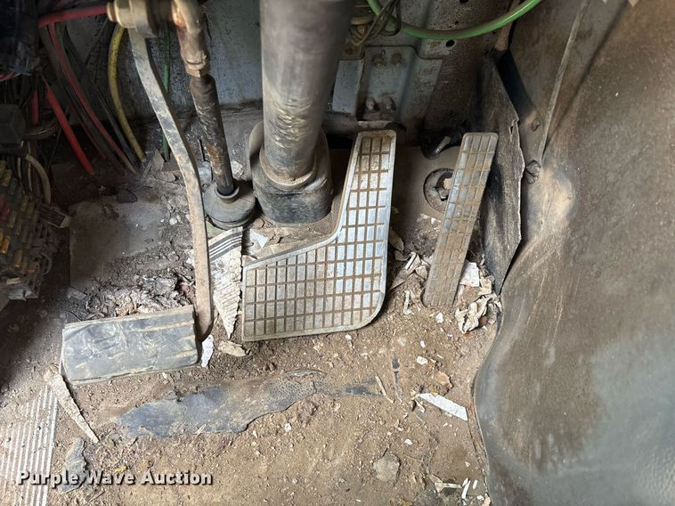 image for item DW7094 1997 Volvo Xpeditor refuse truck