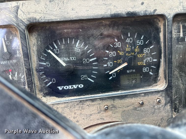 image for item DW7094 1997 Volvo Xpeditor refuse truck