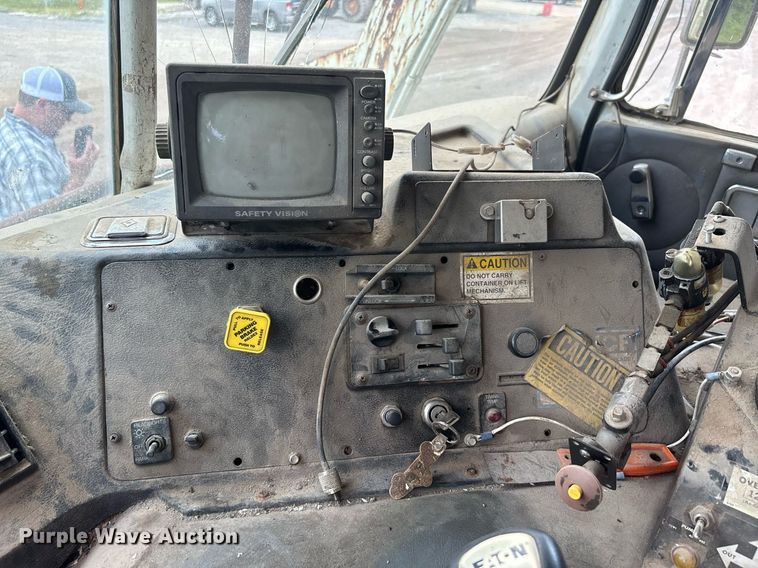 image for item DW7094 1997 Volvo Xpeditor refuse truck