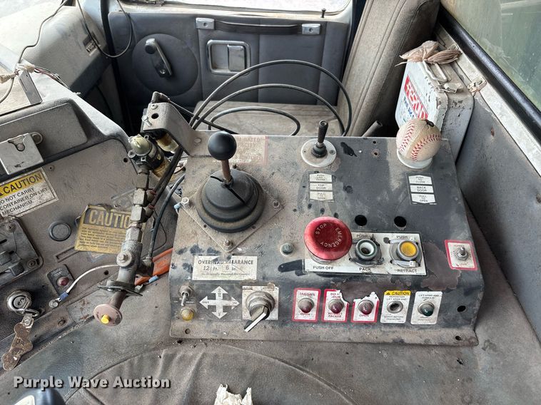 image for item DW7094 1997 Volvo Xpeditor refuse truck