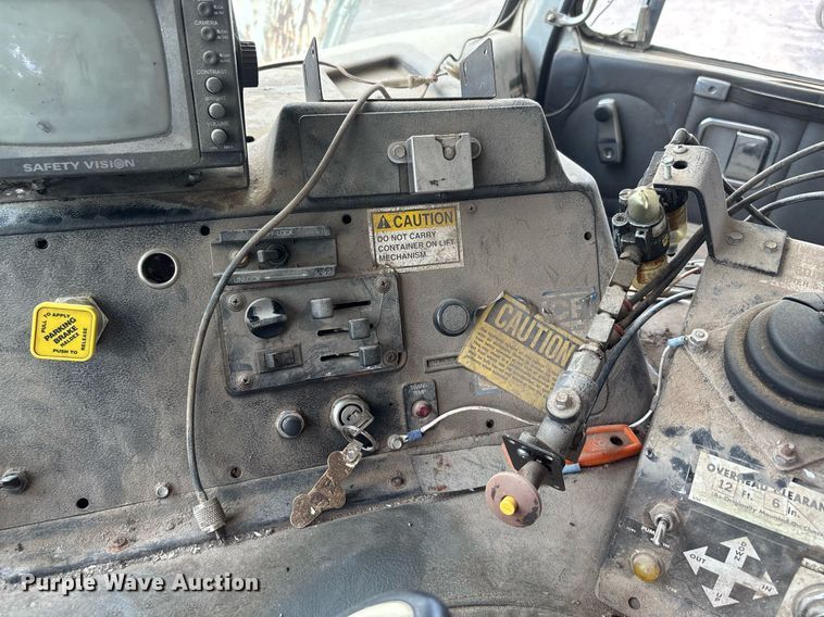 image for item DW7094 1997 Volvo Xpeditor refuse truck