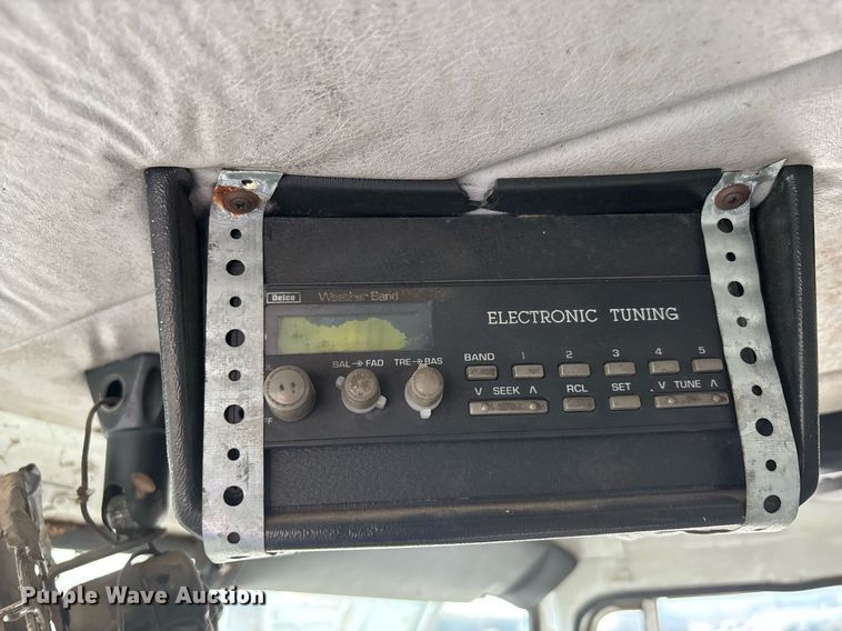 image for item DW7094 1997 Volvo Xpeditor refuse truck