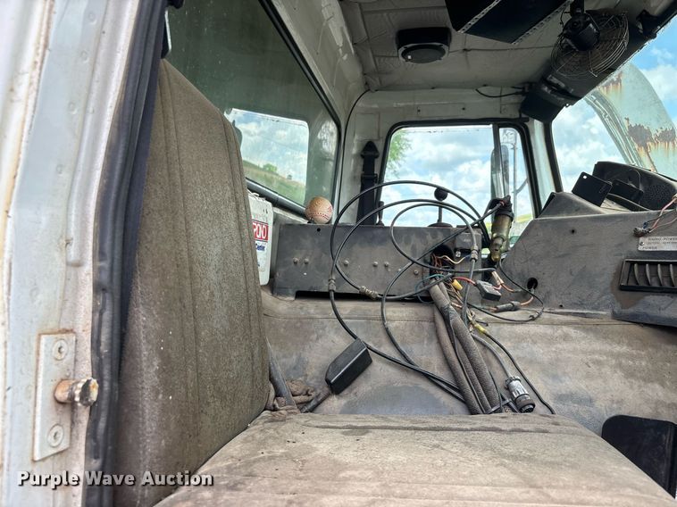 image for item DW7094 1997 Volvo Xpeditor refuse truck