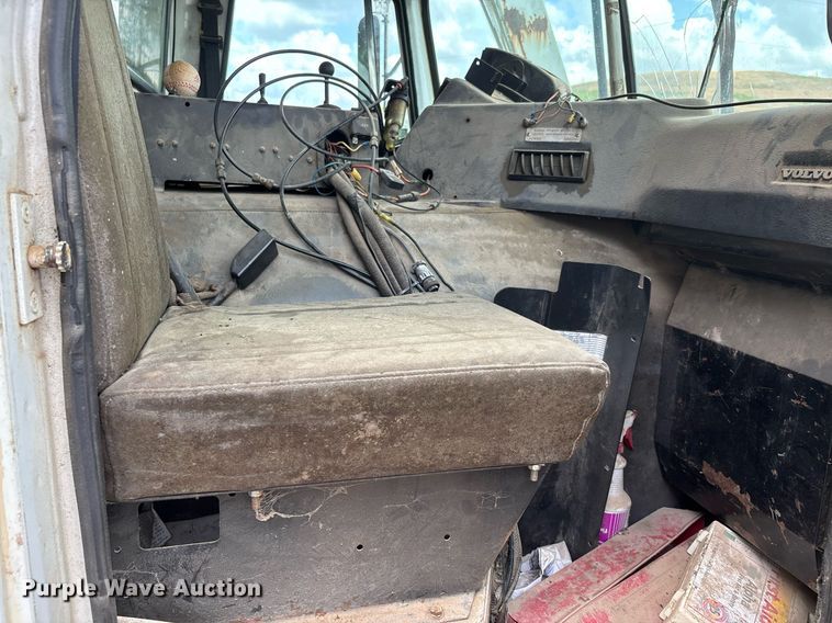 image for item DW7094 1997 Volvo Xpeditor refuse truck