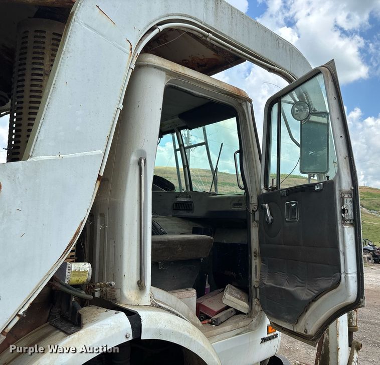 image for item DW7094 1997 Volvo Xpeditor refuse truck