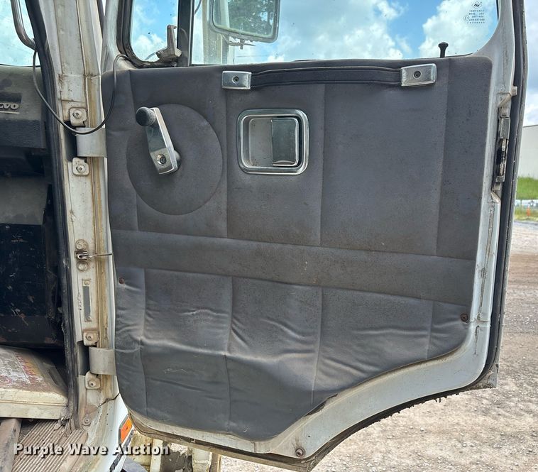 image for item DW7094 1997 Volvo Xpeditor refuse truck