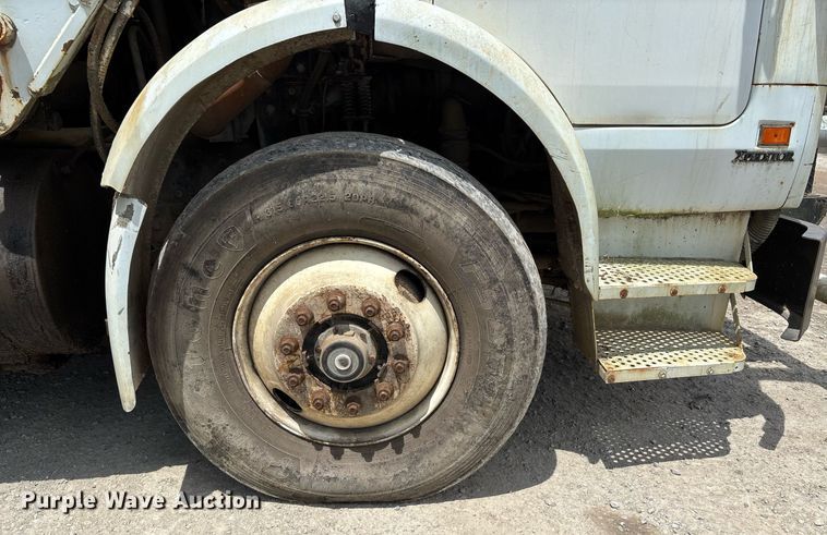 image for item DW7094 1997 Volvo Xpeditor refuse truck