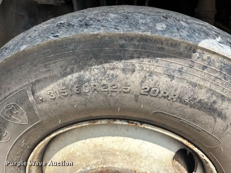 image for item DW7094 1997 Volvo Xpeditor refuse truck