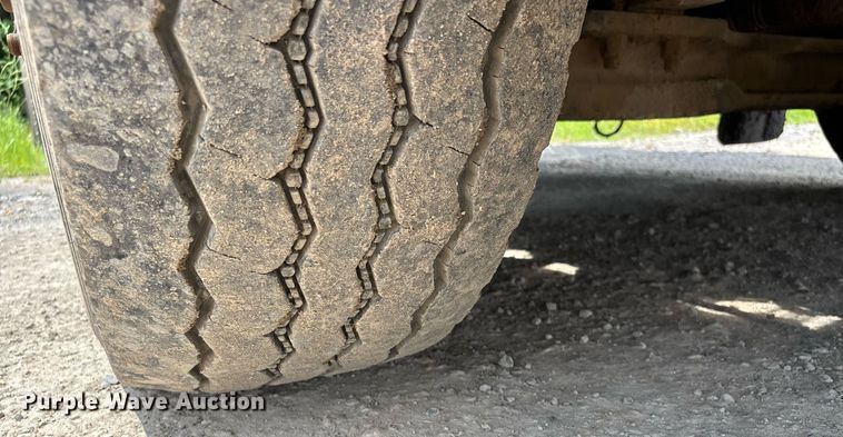 image for item DW7094 1997 Volvo Xpeditor refuse truck