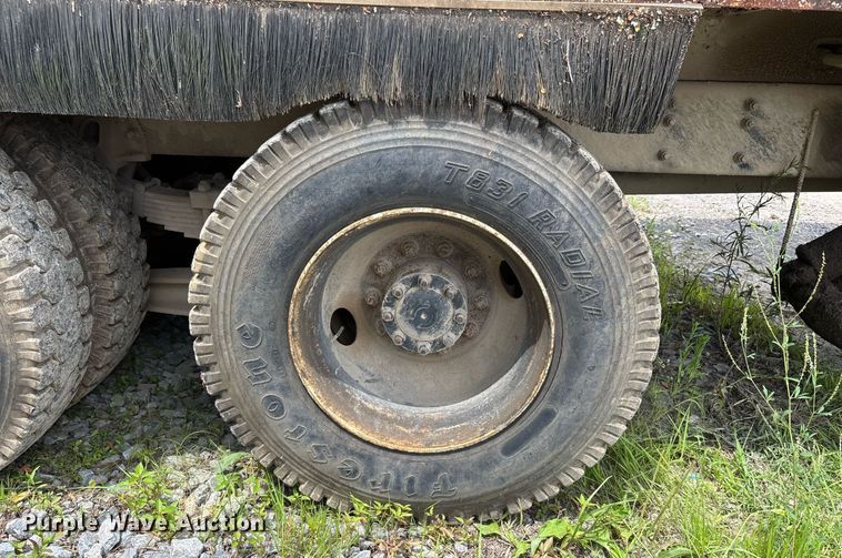 image for item DW7094 1997 Volvo Xpeditor refuse truck