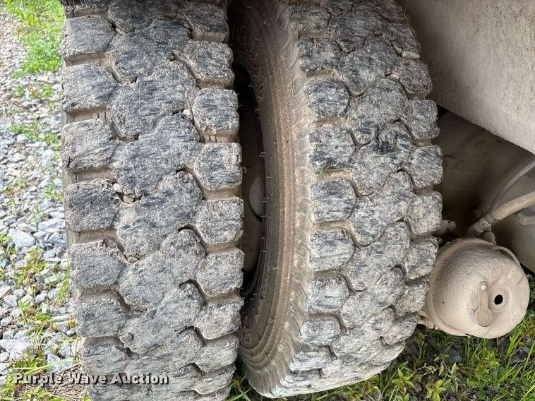 image for item DW7094 1997 Volvo Xpeditor refuse truck