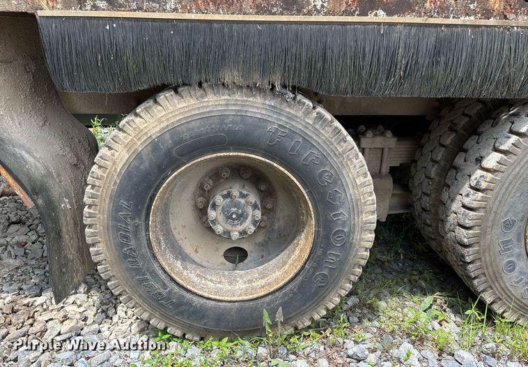 image for item DW7094 1997 Volvo Xpeditor refuse truck