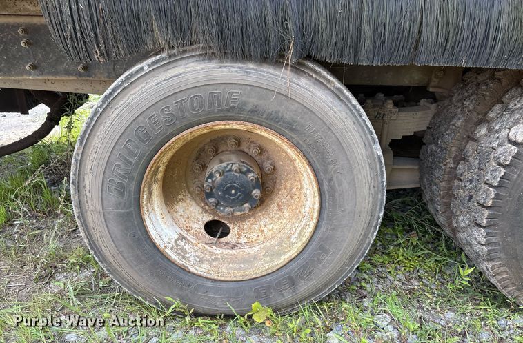 image for item DW7094 1997 Volvo Xpeditor refuse truck