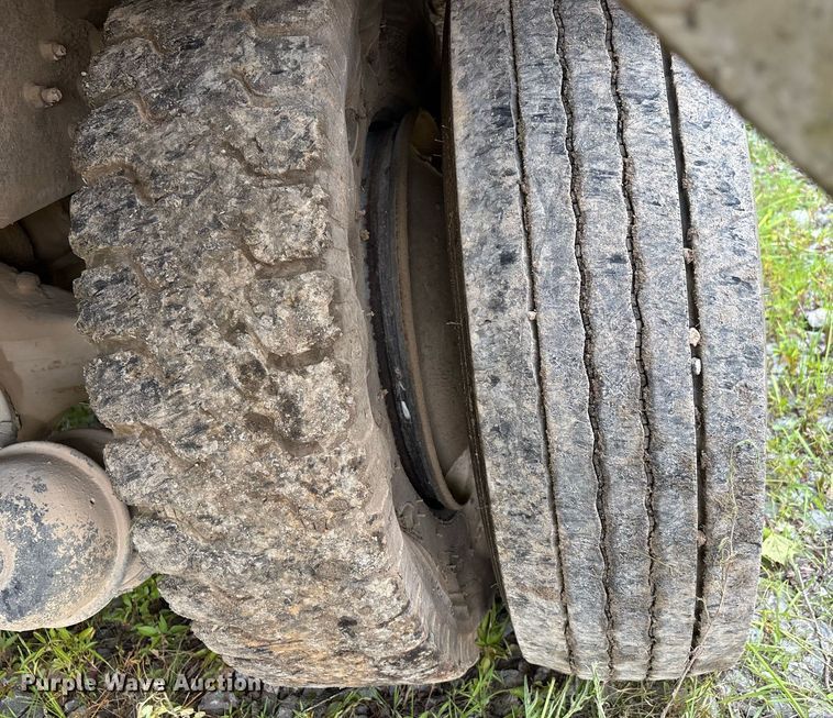 image for item DW7094 1997 Volvo Xpeditor refuse truck