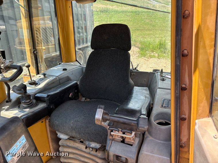 image for item DW7095 2006 Caterpillar D5N XL dozer