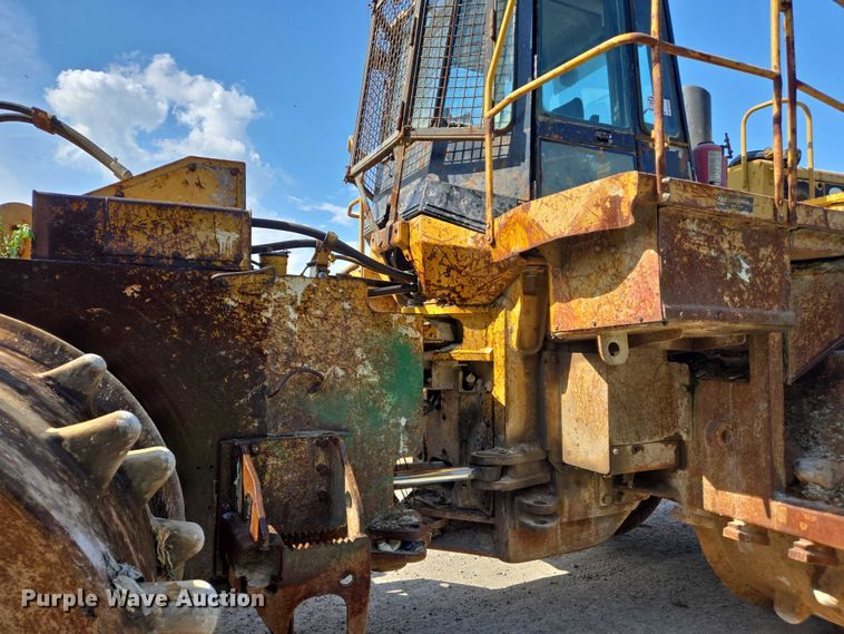 image for item DW7096 2001 Caterpillar 836G landfill compactor