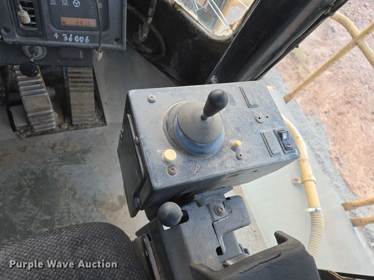 image for item DW7096 2001 Caterpillar 836G landfill compactor