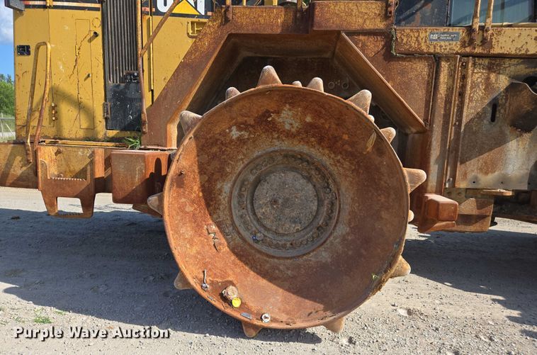 image for item DW7096 2001 Caterpillar 836G landfill compactor