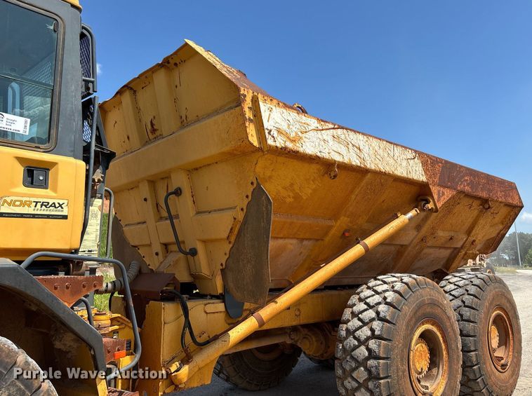 image for item DW7097 2006 John Deere 300D haul truck