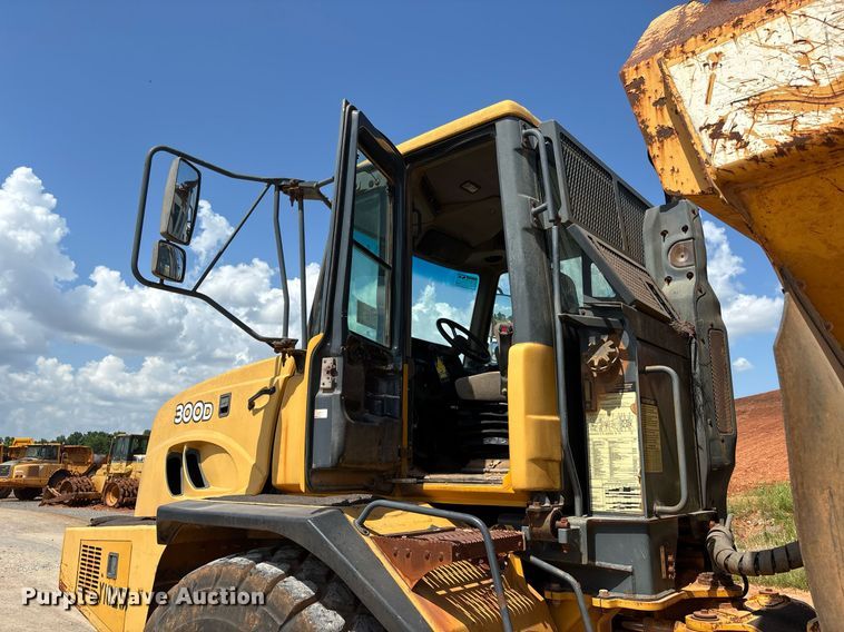 image for item DW7097 2006 John Deere 300D haul truck