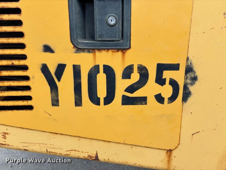 image for item DW7097 2006 John Deere 300D haul truck