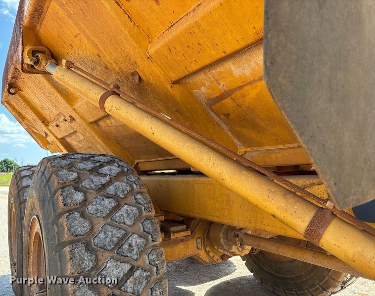 image for item DW7097 2006 John Deere 300D haul truck