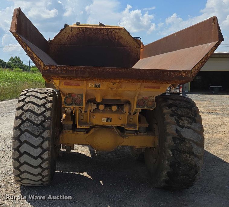 image for item DW7098 2011 John Deere 250D Series II haul truck