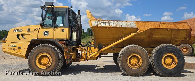 image for item DW7098 2011 John Deere 250D Series II haul truck