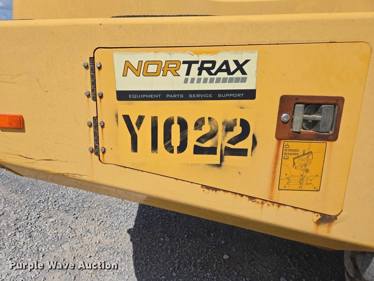 image for item DW7098 2011 John Deere 250D Series II haul truck