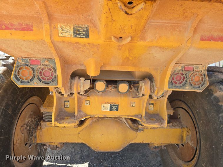 image for item DW7098 2011 John Deere 250D Series II haul truck